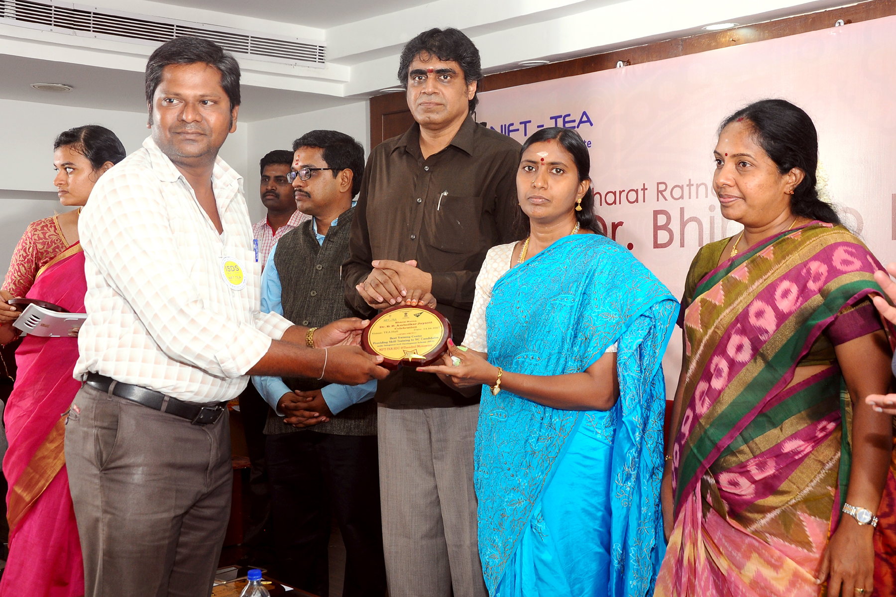 https://1ngo.sgp1.digitaloceanspaces.com/media/thendralmovement/BEST SKILL TRAINER AWARD received from NIFT-TEA COLLEGE - TIRRUPUR.JPG